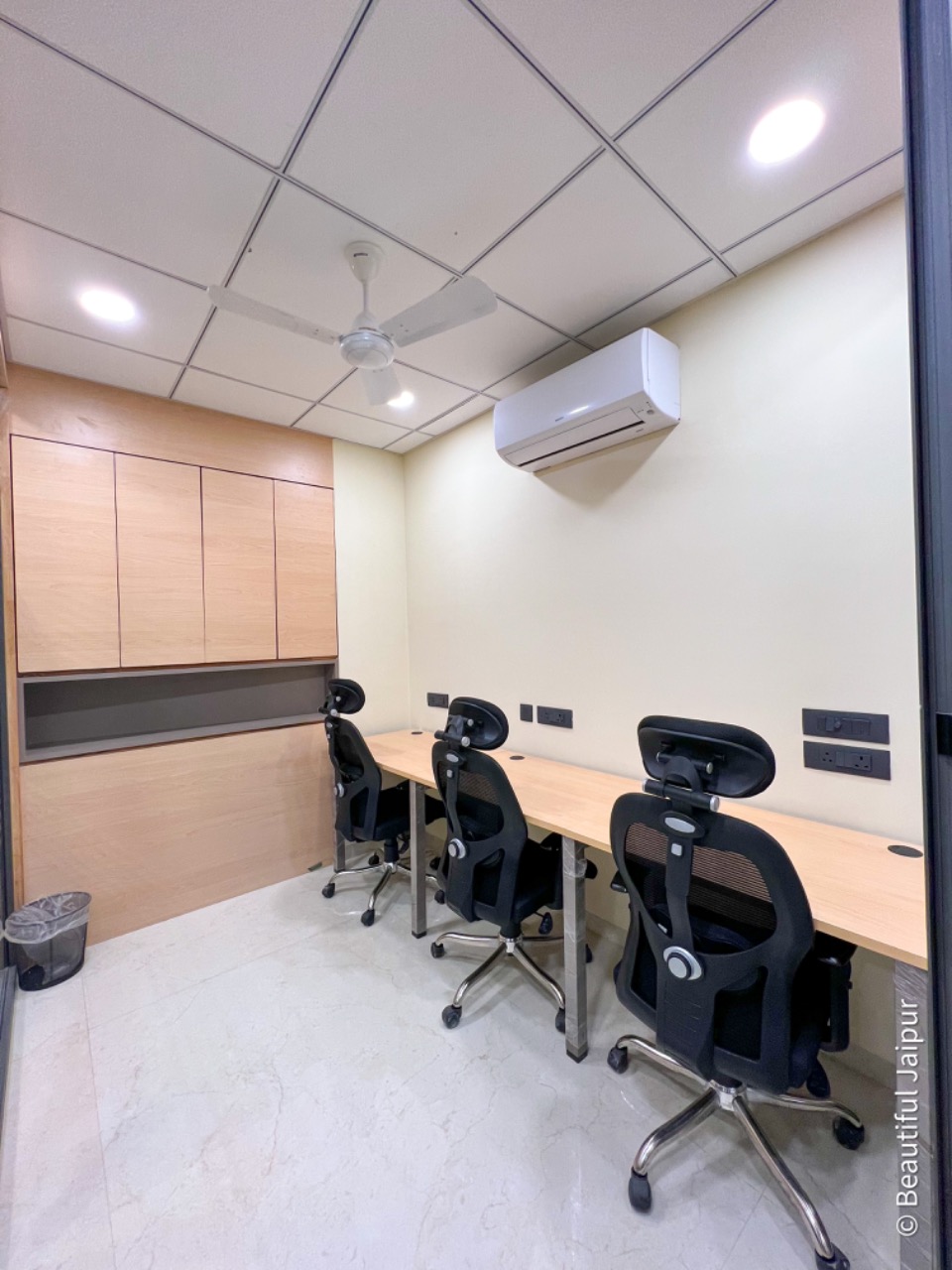Private 4-seat office with wood-panelled storage